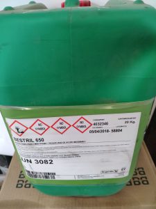 Kỹ thuật viên kiểm tra nồng độ dầu cắt gọt bằng khúc xạ kế tại máy CNC